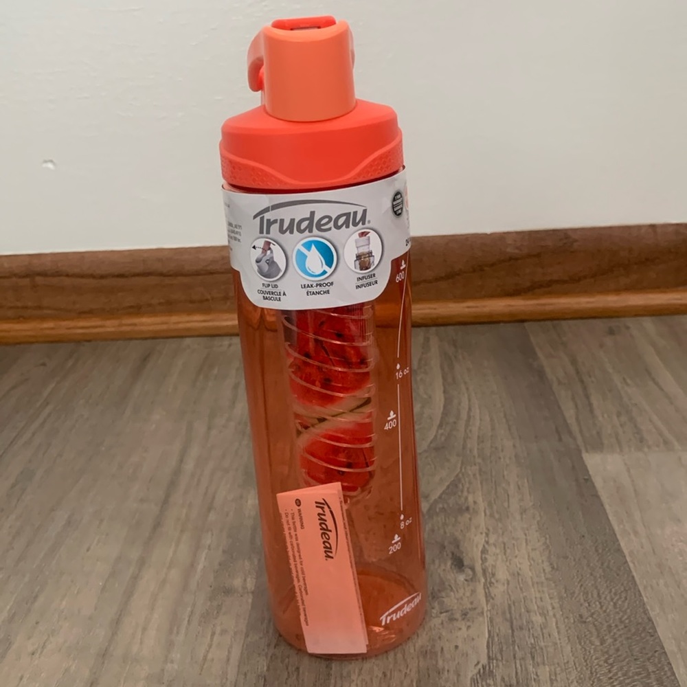 Trudeau Leak Proof 24 0z Water Bottle.